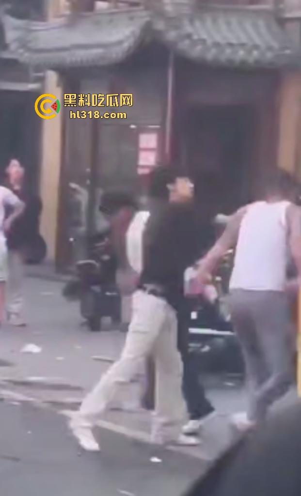 杀马特小年轻群殴纹身社会哥!啤酒瓶爆头血流成河,保安亭前打架无人管制!-8