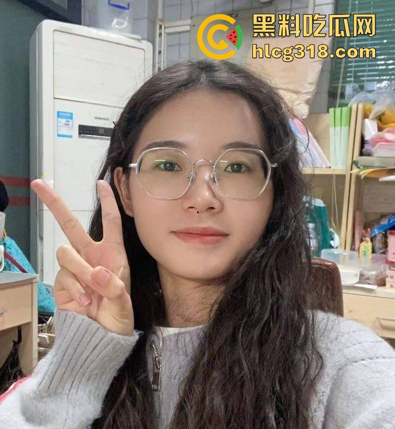 贵州师范大学【刘萩苓】男友调教视频流出！顶级反差尤物，情趣装口交诱惑，胯下抱头猛操樱桃小嘴！-3