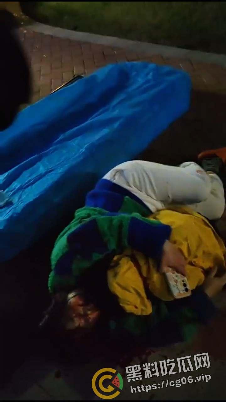 郑州灭门惨案！小孩半夜拍皮球 楼下邻居直接把全家刀了 丈夫当场死亡 血流满地 现场血腥画面曝光-6