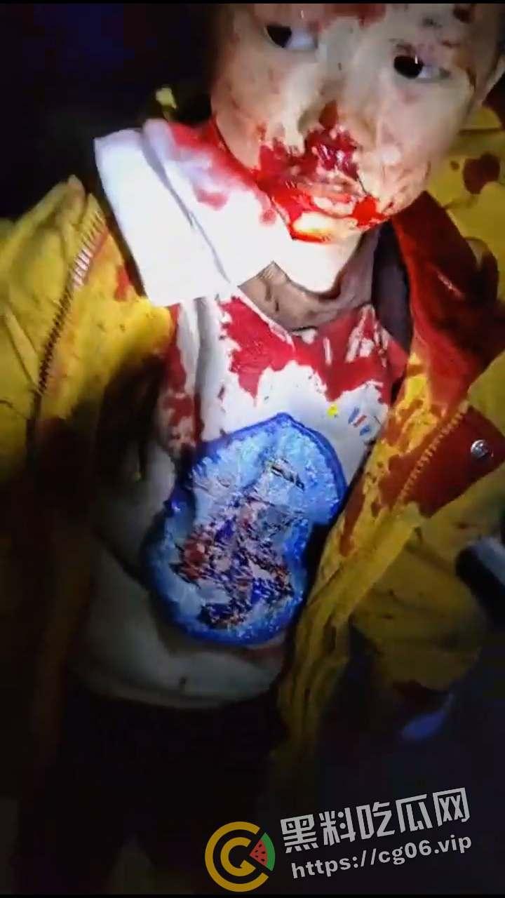 郑州灭门惨案！小孩半夜拍皮球 楼下邻居直接把全家刀了 丈夫当场死亡 血流满地 现场血腥画面曝光-7