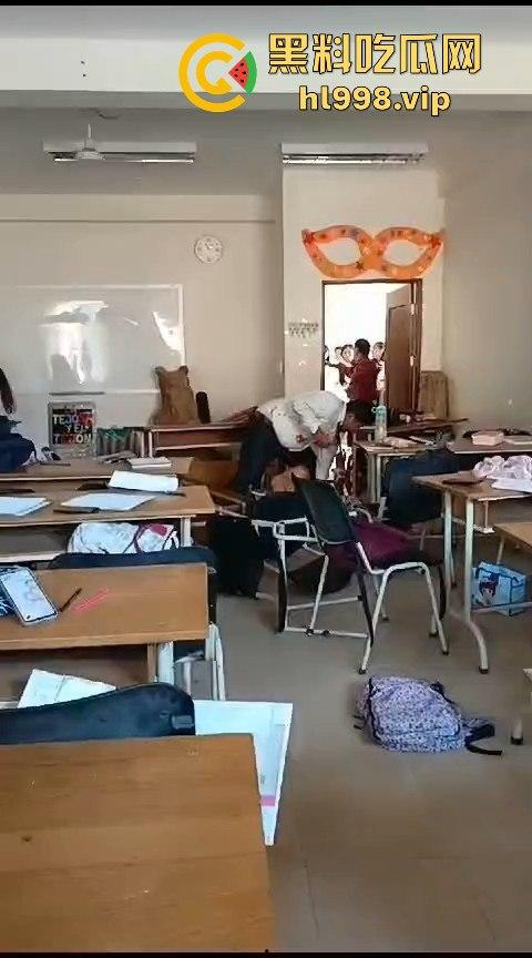 广西百色中学男生玩笑开翻,掏刀狂捅女生!现场尖叫不断,场面混乱不堪!-7