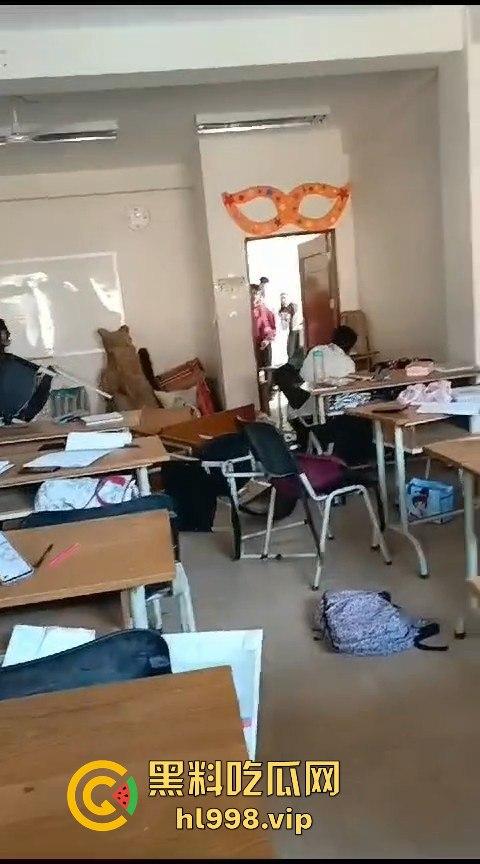 广西百色中学男生玩笑开翻,掏刀狂捅女生!现场尖叫不断,场面混乱不堪!-8