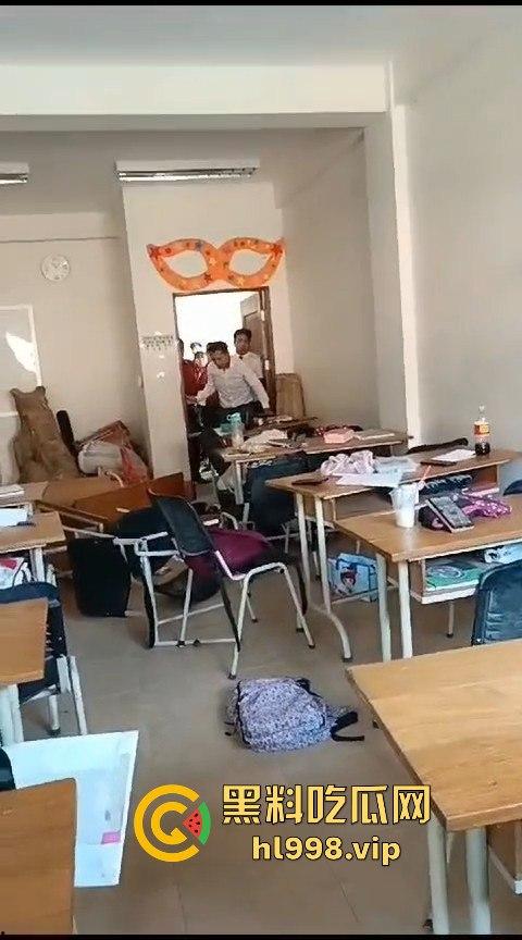 广西百色中学男生玩笑开翻,掏刀狂捅女生!现场尖叫不断,场面混乱不堪!-11