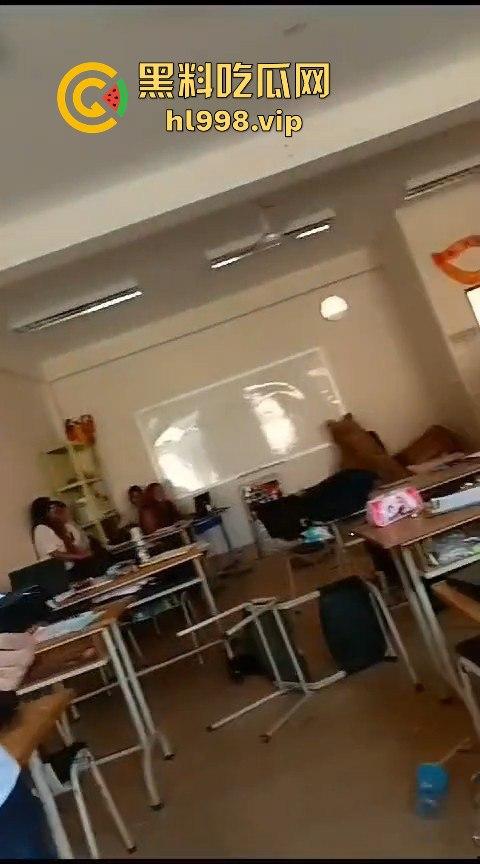 广西百色中学男生玩笑开翻,掏刀狂捅女生!现场尖叫不断,场面混乱不堪!-12