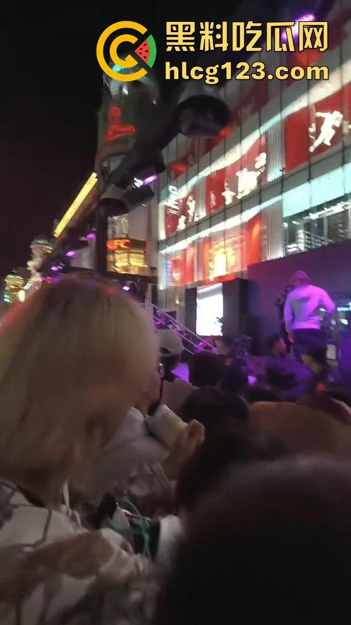 沈阳中街安踏门店出大事？一群男的当街怒骂安踏傻逼，场面一度失控！-6