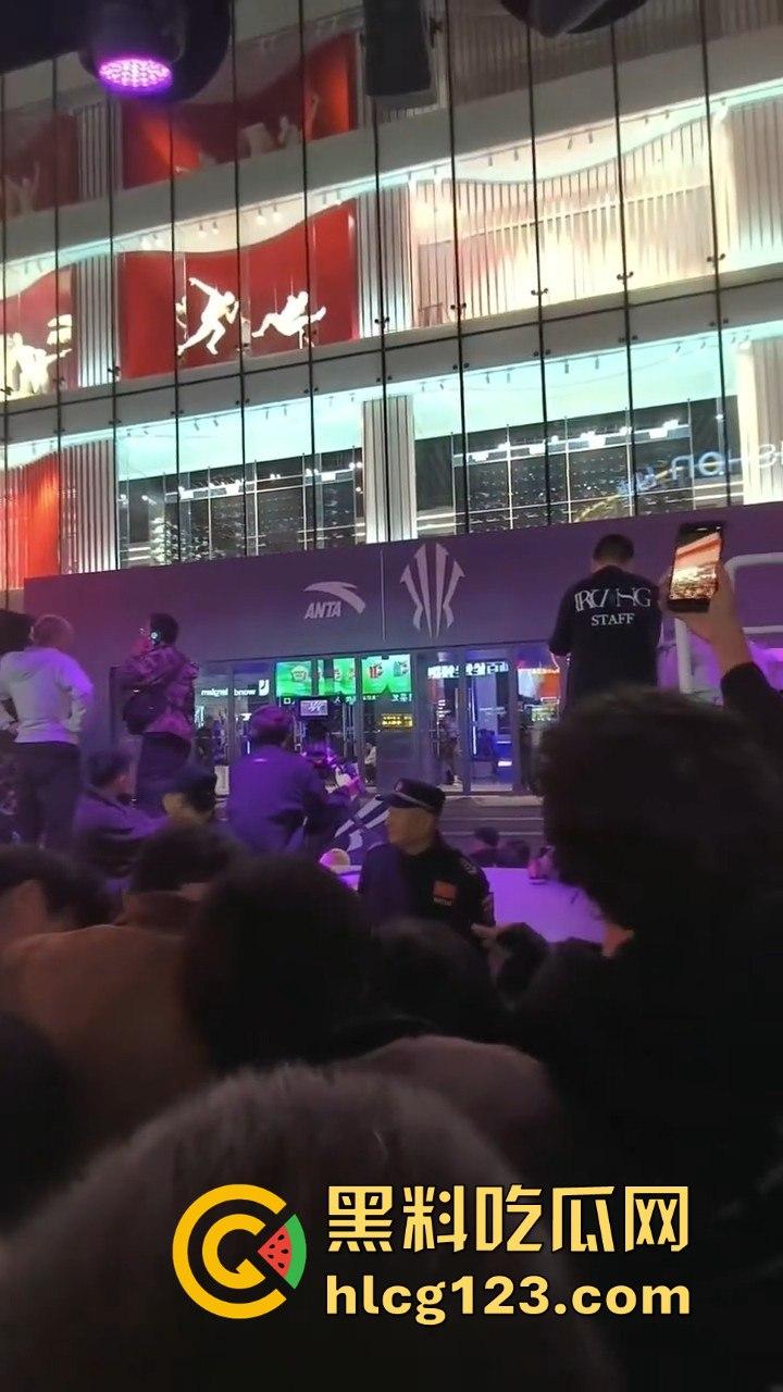 沈阳中街安踏门店出大事？一群男的当街怒骂安踏傻逼，场面一度失控！-9