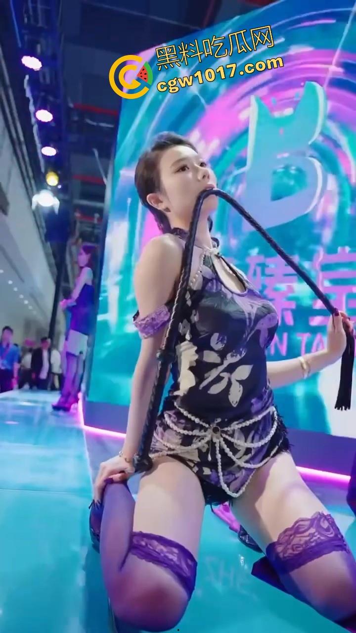 近期刷爆网络的广州成人展来啦!各种刑具成人用品花样多多,极品模特上演情趣诱惑,真是宅男的梦想啊!-4