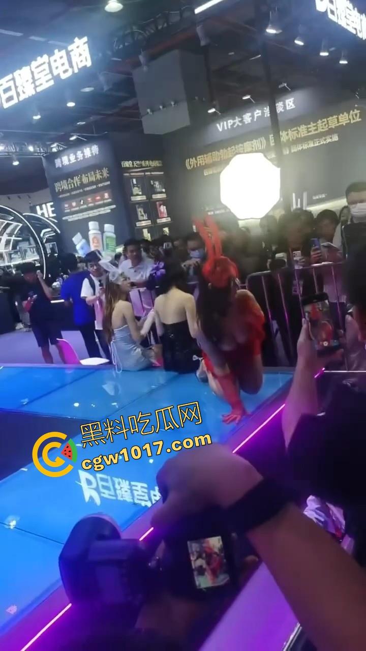 近期刷爆网络的广州成人展来啦!各种刑具成人用品花样多多,极品模特上演情趣诱惑,真是宅男的梦想啊!-6