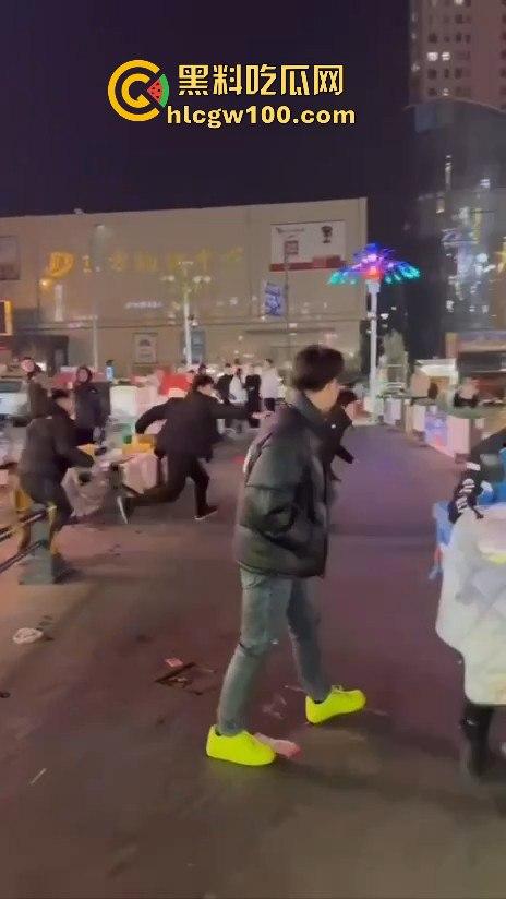 临沂精神小伙街头砍人，是报复社会？还是寻事报仇？再打进去了 飞机都打不了了。-9