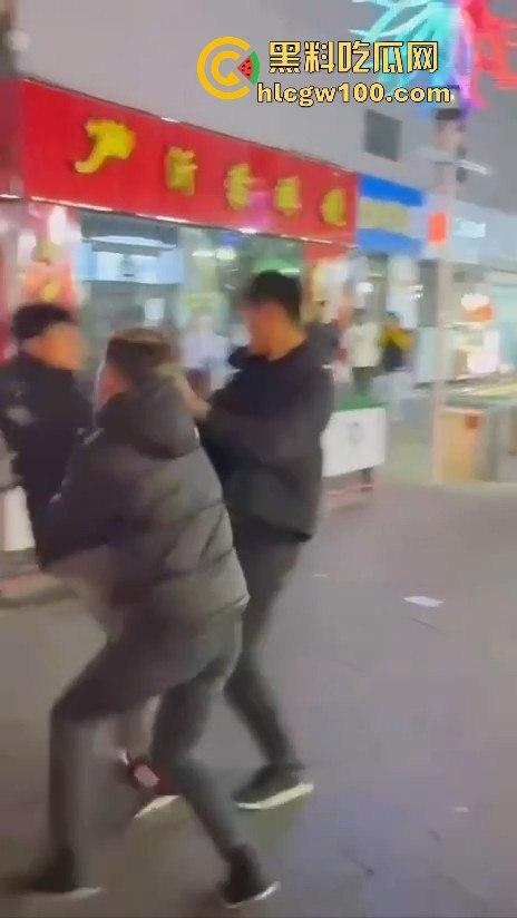 临沂精神小伙街头砍人，是报复社会？还是寻事报仇？再打进去了 飞机都打不了了。-10