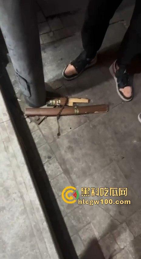 临沂精神小伙街头砍人，是报复社会？还是寻事报仇？再打进去了 飞机都打不了了。-11