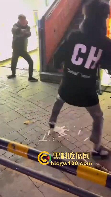 临沂精神小伙街头砍人，是报复社会？还是寻事报仇？再打进去了 飞机都打不了了。-12