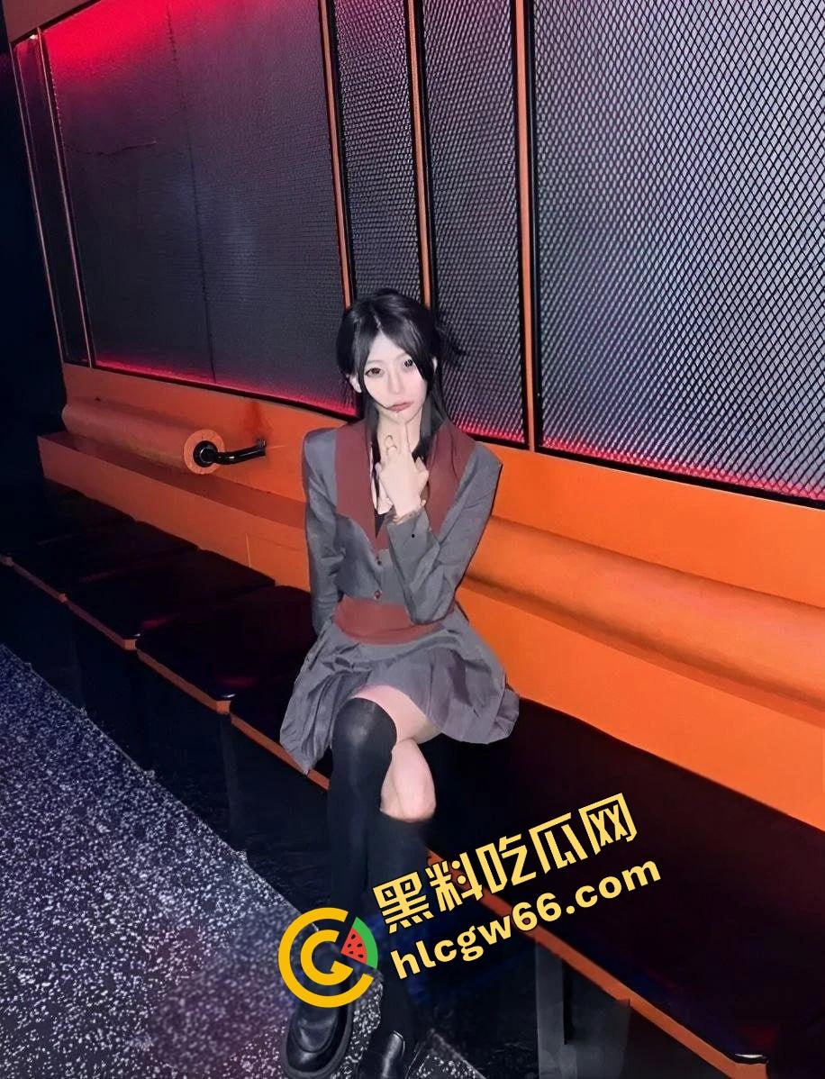 东岭工业学院公交女神『林梦瑶』爆炸流出，穿校服口爆学弟，小穴白虎嫩穴湿得老司机都心动！-3