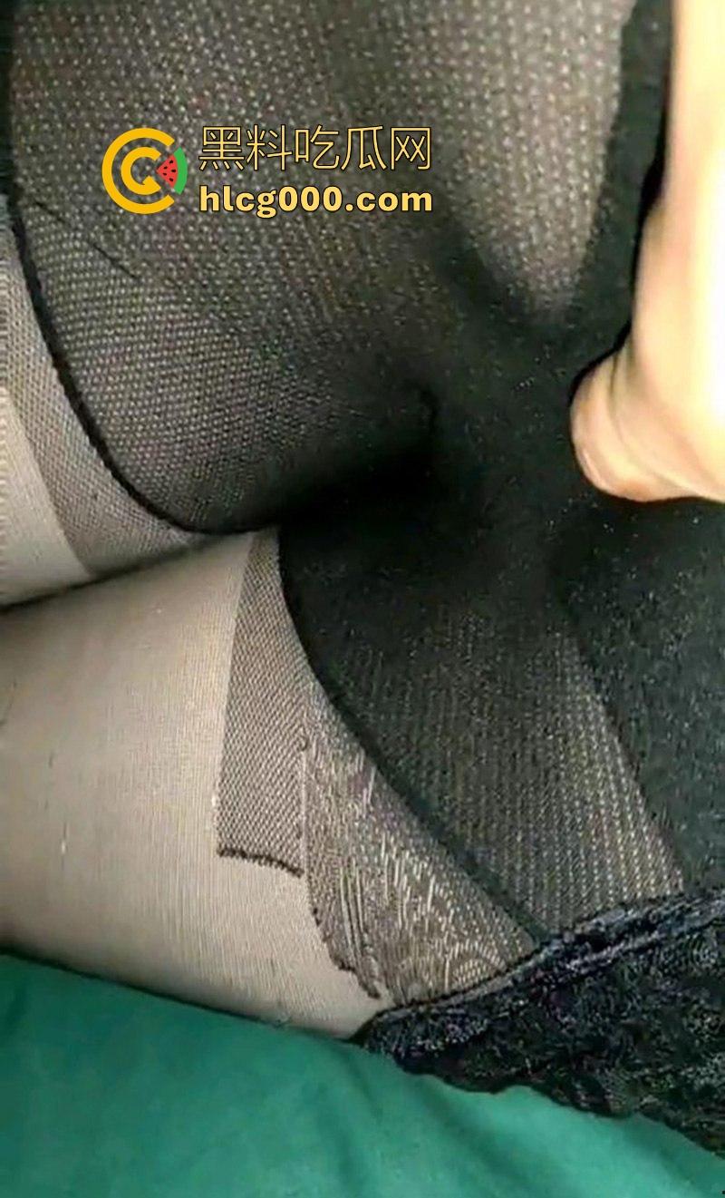 海角乱伦,半夜偷偷溜进小姨房间,卖力肏性感黑丝小姨,狂插猛操,超级紧的小穴每插一下都想射!-3