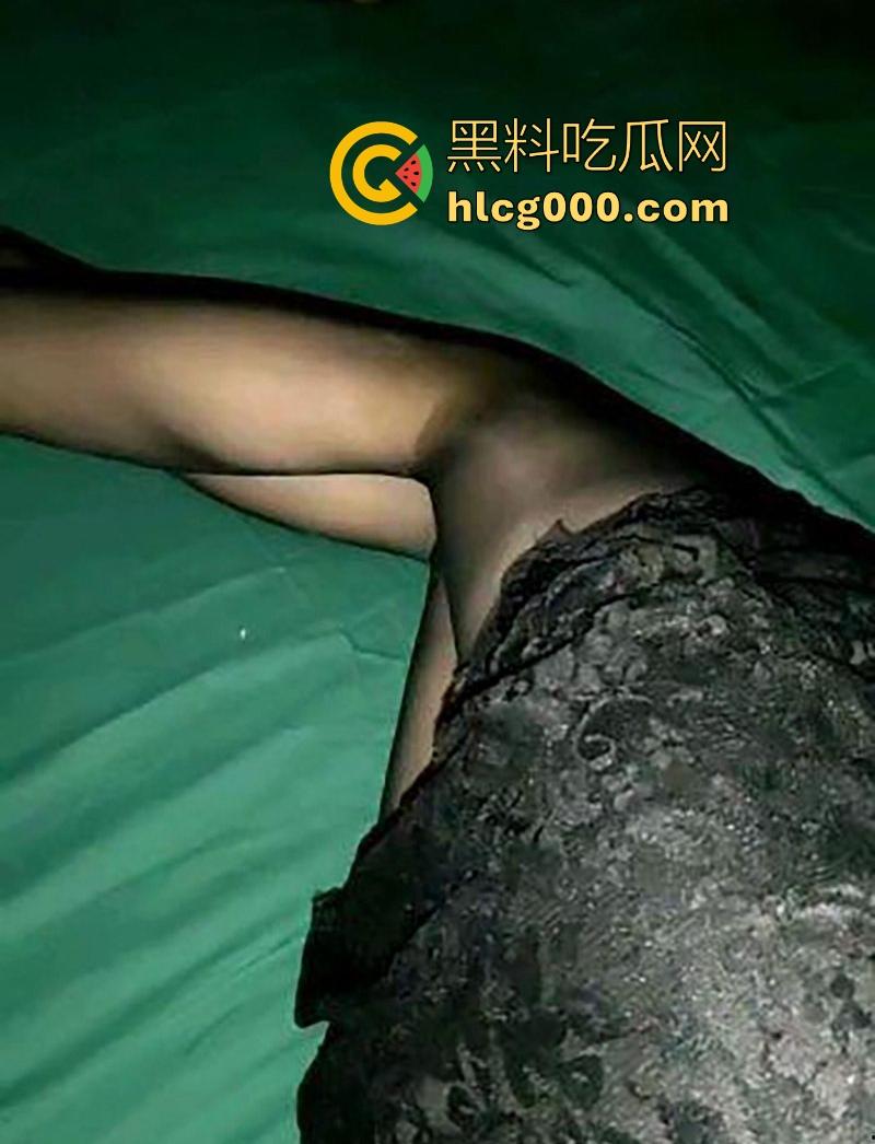 海角乱伦,半夜偷偷溜进小姨房间,卖力肏性感黑丝小姨,狂插猛操,超级紧的小穴每插一下都想射!-4