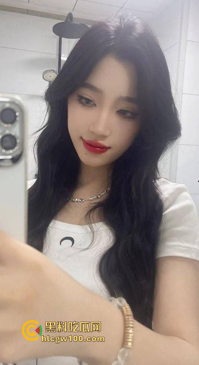 太原职业技术学院【李婉钰】自慰私密视频曝光，穿丝袜抠逼摸奶被异地男友共享兄弟，极品好胸毁在渣男手里！-1