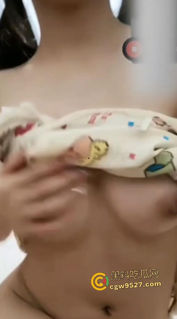 湖北清纯萝莉变金主淫宠!开视频露蝴蝶逼和大奶子献媚,带着美甲还敢自慰,舌头卷起来挑逗金主!-1