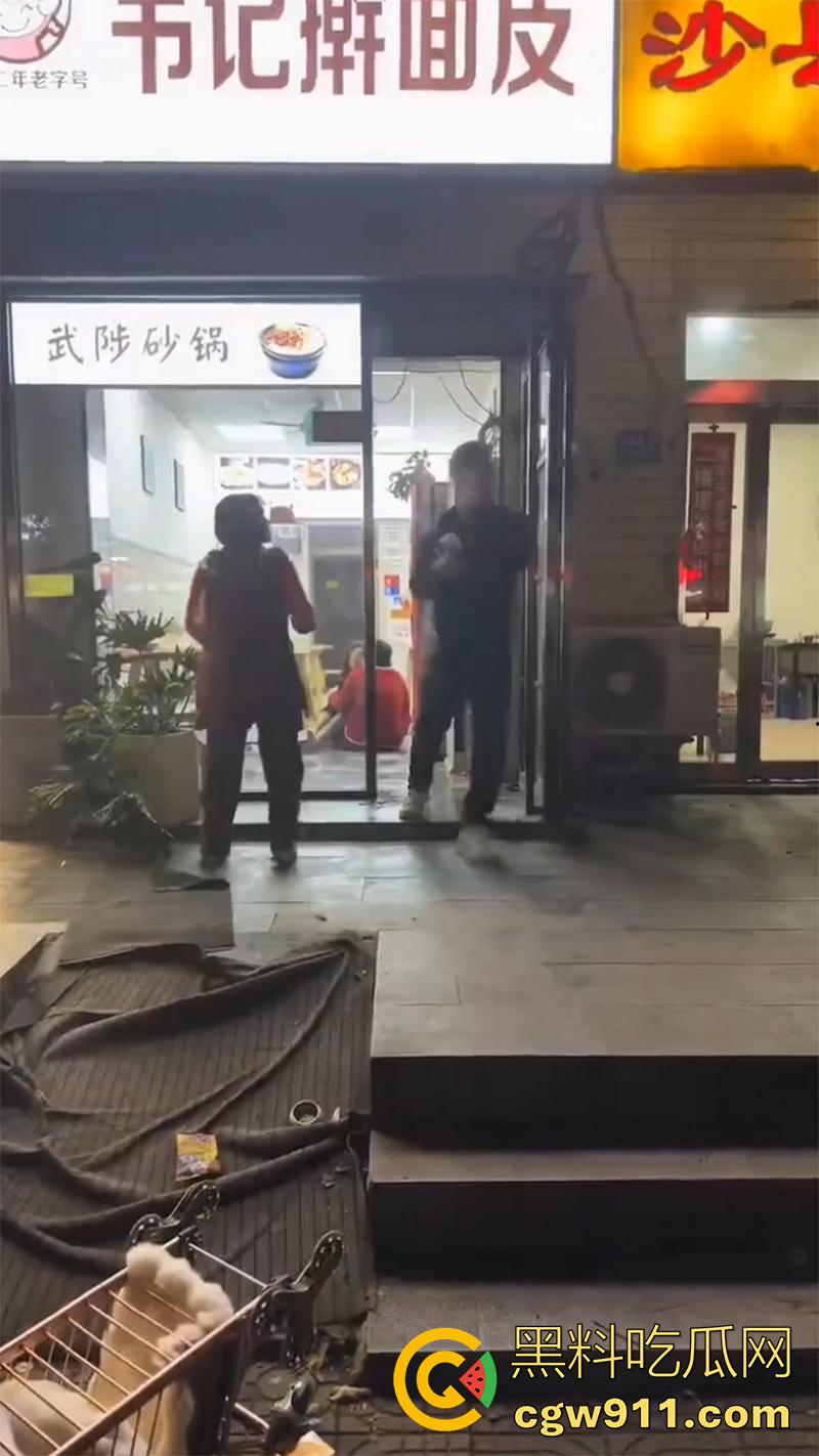 出轨的代价极度舒爽!河南许昌魏都区武陟砂锅店,男人发现老婆出轨后跟踪,用剪刀连捅老婆十几刀,谁敢指责就干谁!-2