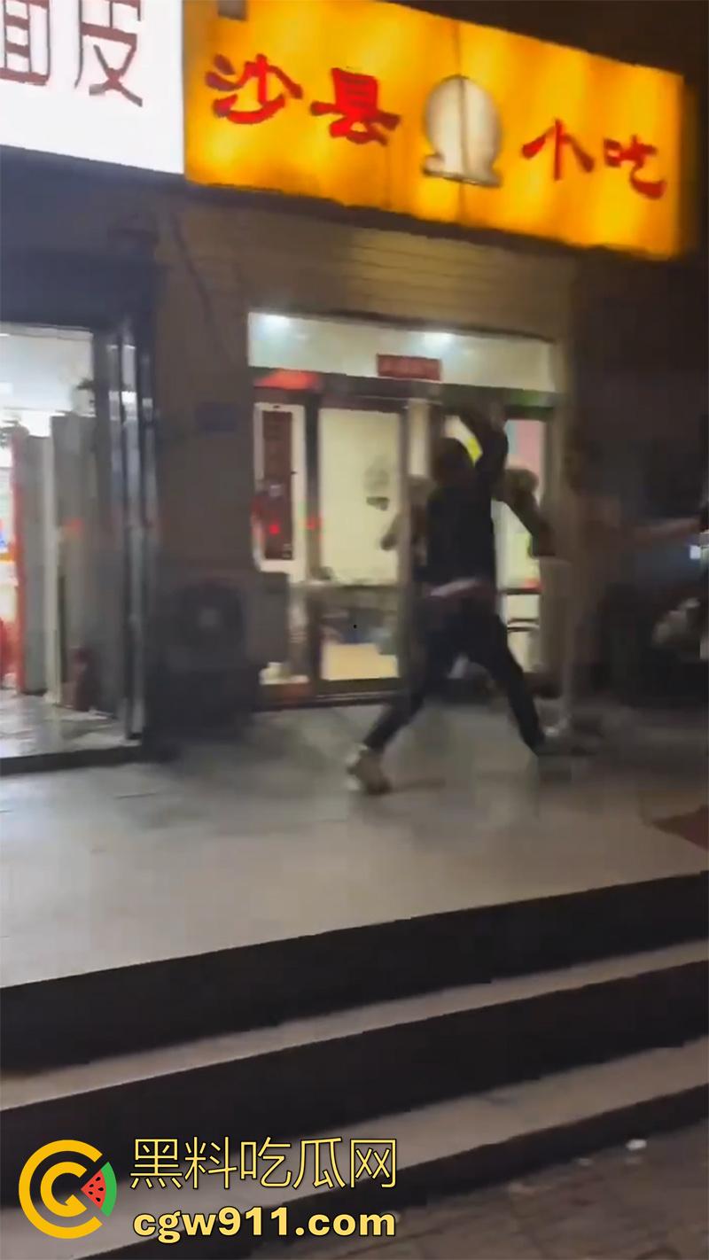 出轨的代价极度舒爽!河南许昌魏都区武陟砂锅店,男人发现老婆出轨后跟踪,用剪刀连捅老婆十几刀,谁敢指责就干谁!-3