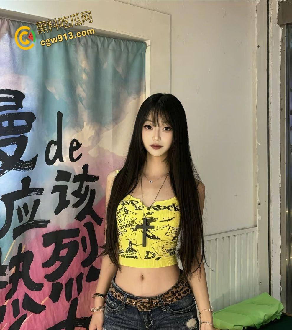 江苏理工大学校花【小蛋挞】 ，被学校富二代包养，穿各种开档黑丝后入挨操，露脸舔屌超反差！-3