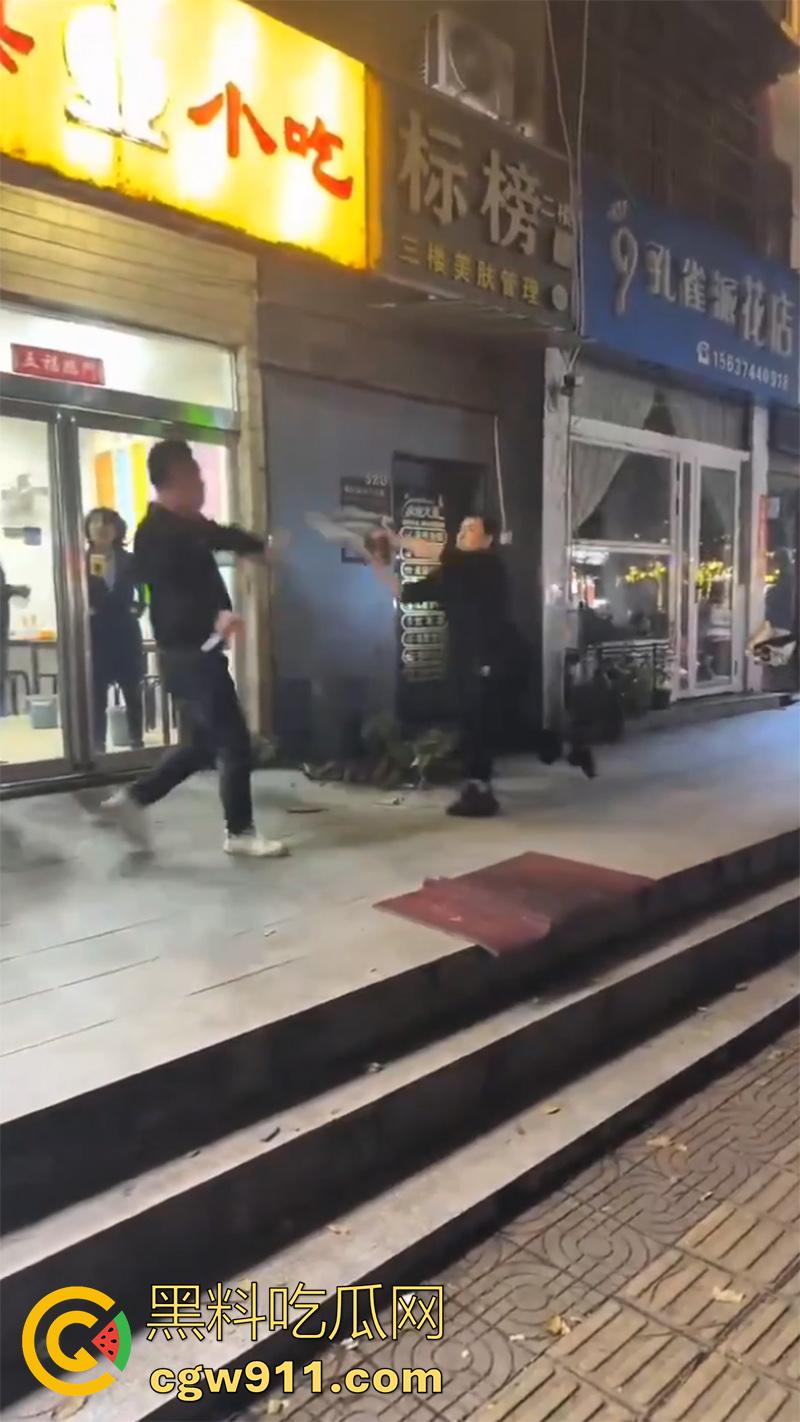 出轨的代价极度舒爽!河南许昌魏都区武陟砂锅店,男人发现老婆出轨后跟踪,用剪刀连捅老婆十几刀,谁敢指责就干谁!-6