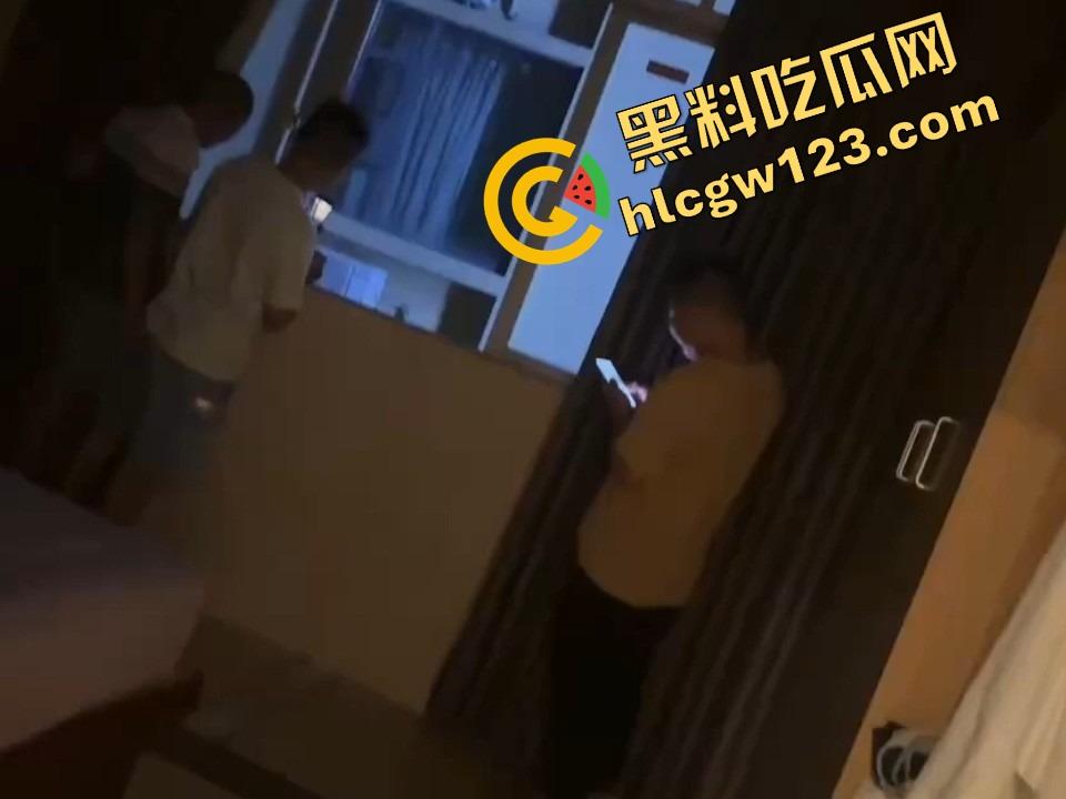 酒店激情夜全程直播，薄纱遮体却遮不住啪啪呻吟，对面楼几位老哥出差直接举手机围观，朦胧现场太顶了！-3