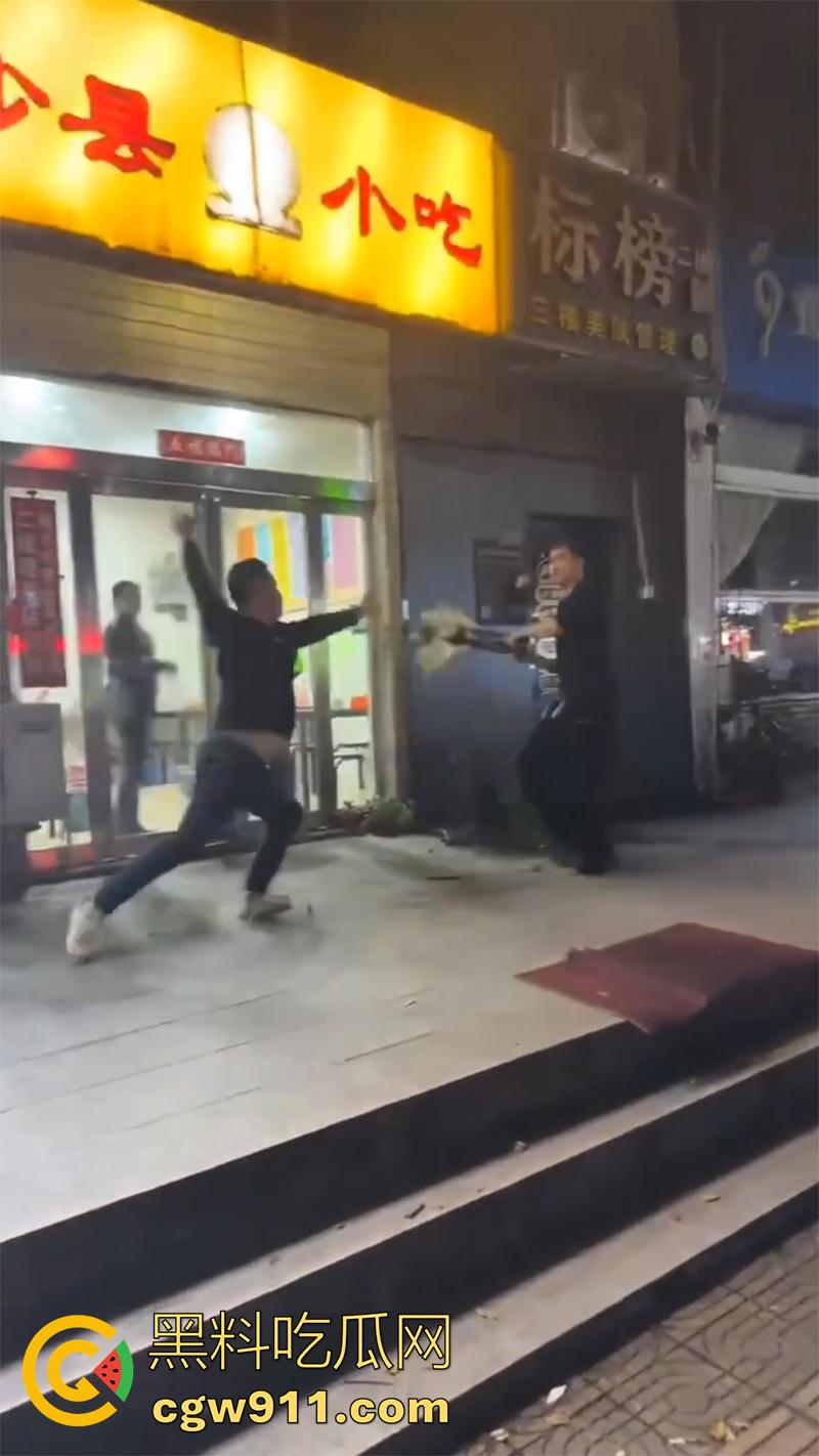 出轨的代价极度舒爽!河南许昌魏都区武陟砂锅店,男人发现老婆出轨后跟踪,用剪刀连捅老婆十几刀,谁敢指责就干谁!-7