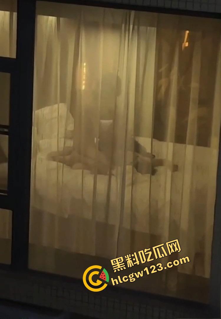 酒店激情夜全程直播，薄纱遮体却遮不住啪啪呻吟，对面楼几位老哥出差直接举手机围观，朦胧现场太顶了！-9