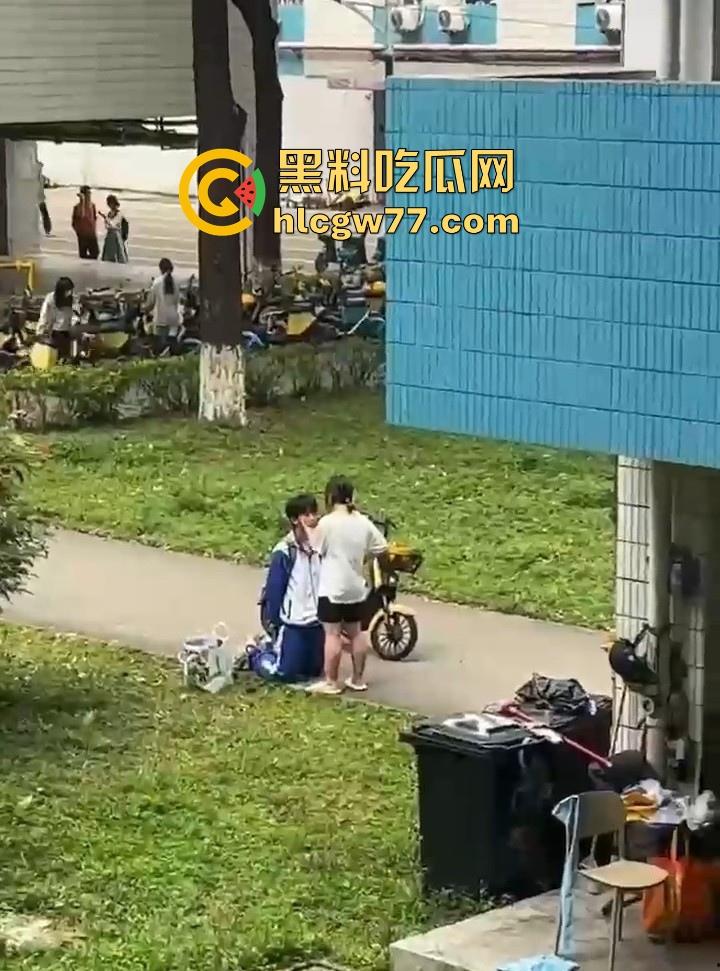 舔狗舔到最后一无所有 一高中女生宿舍楼下 一情侣吵架 男孩下跪认错遭女孩一顿连环巴掌 !-2