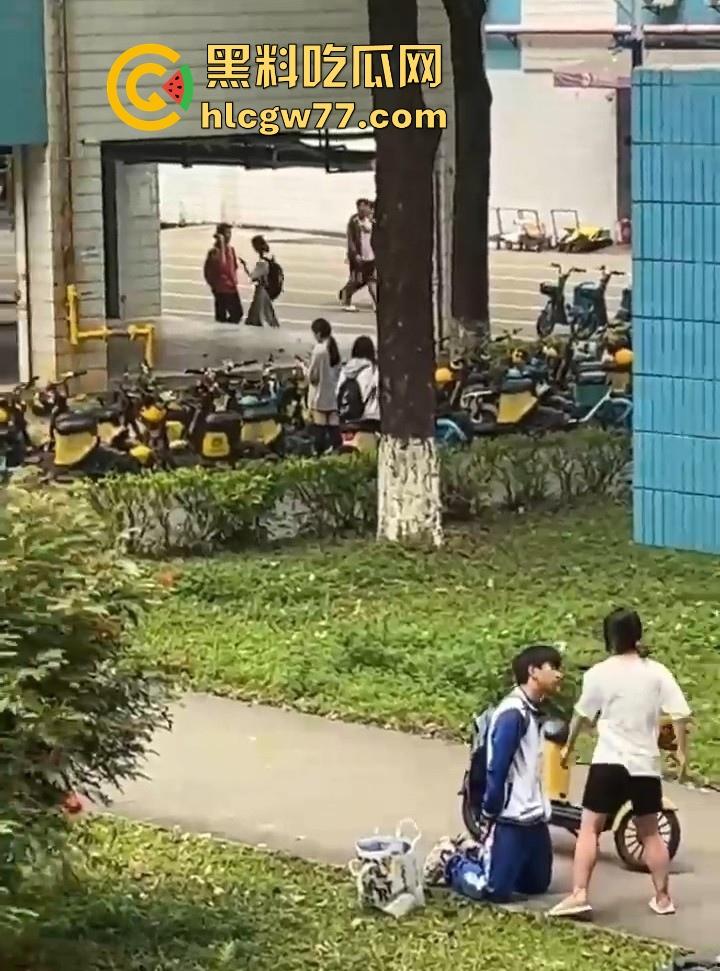 舔狗舔到最后一无所有 一高中女生宿舍楼下 一情侣吵架 男孩下跪认错遭女孩一顿连环巴掌 !-6