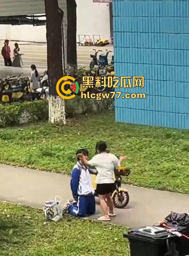 舔狗舔到最后一无所有 一高中女生宿舍楼下 一情侣吵架 男孩下跪认错遭女孩一顿连环巴掌 !-7