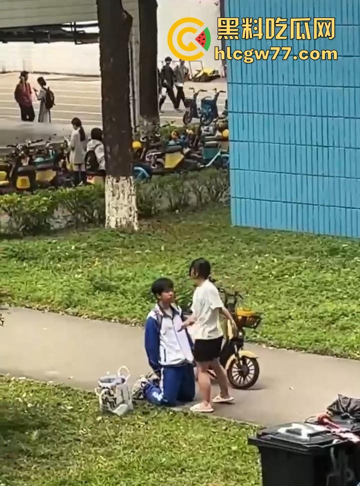 舔狗舔到最后一无所有 一高中女生宿舍楼下 一情侣吵架 男孩下跪认错遭女孩一顿连环巴掌 !-8