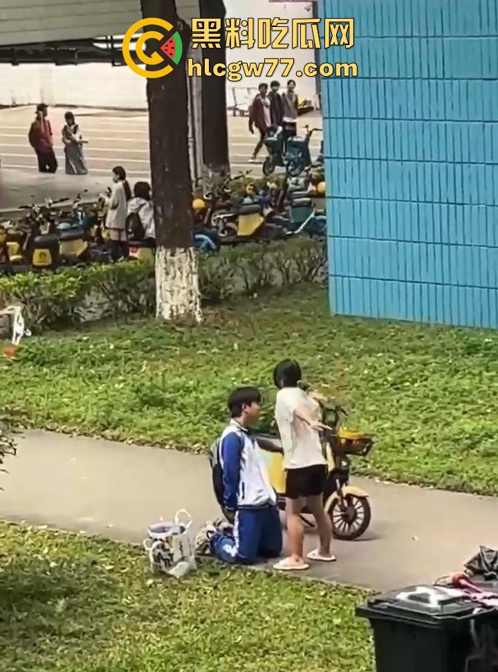 舔狗舔到最后一无所有 一高中女生宿舍楼下 一情侣吵架 男孩下跪认错遭女孩一顿连环巴掌 !-9