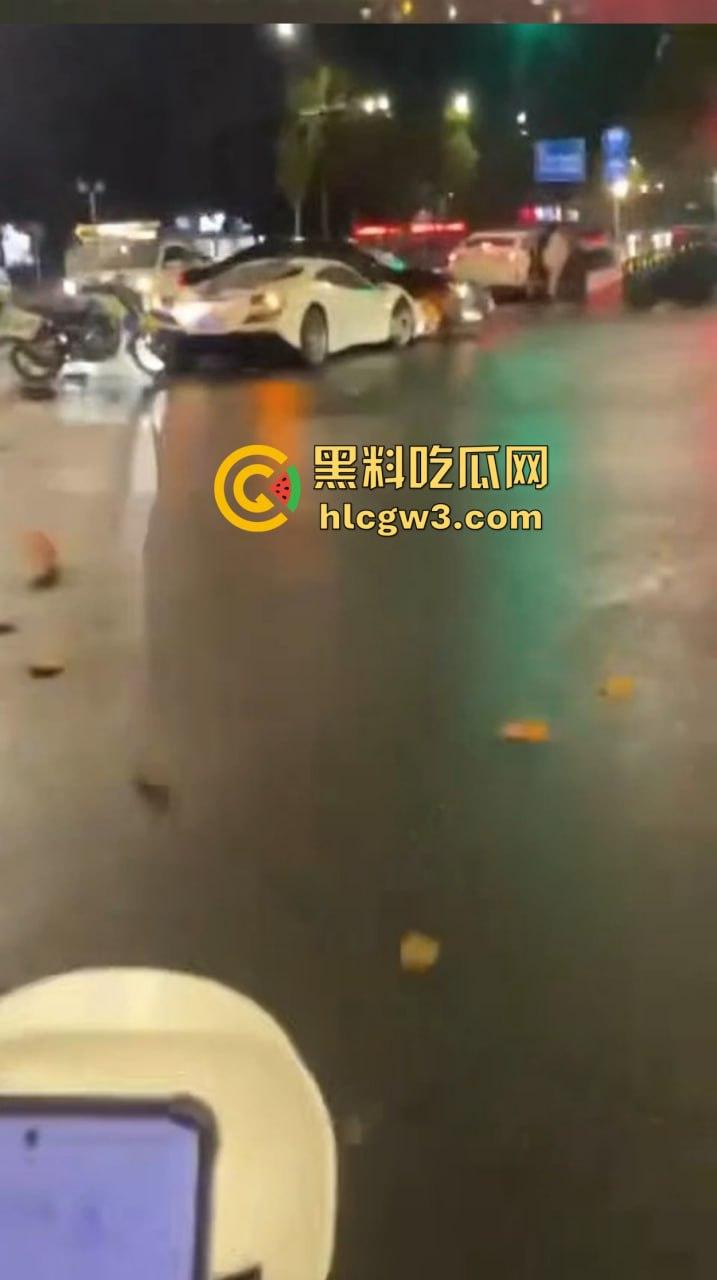 嘉兴海盐百货门口突发车祸！法拉利与斯柯达激烈碰撞，气囊齐爆损失惨重，维修账单成谜！-2