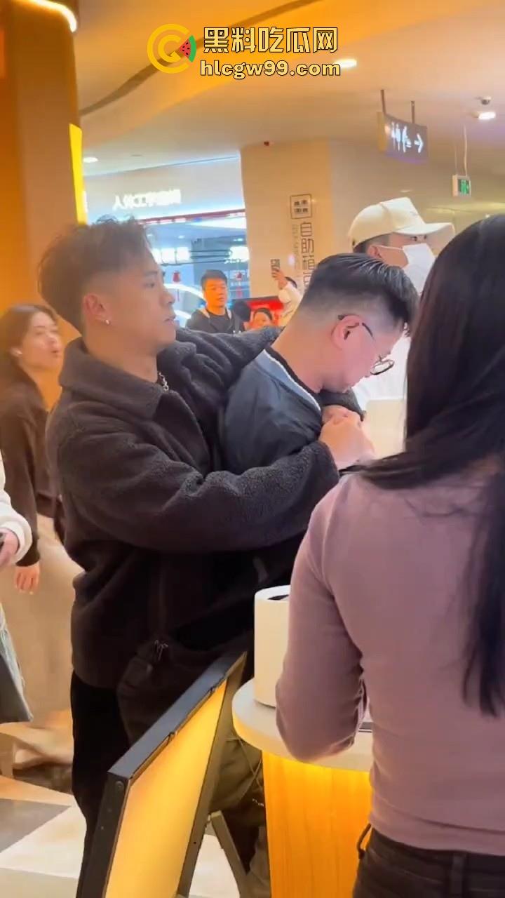 偷拍届又损失一名大将！深圳皇庭广场偷拍裙底被捉，人赃俱获被人死死锁住，偷拍技术有待提升。-2