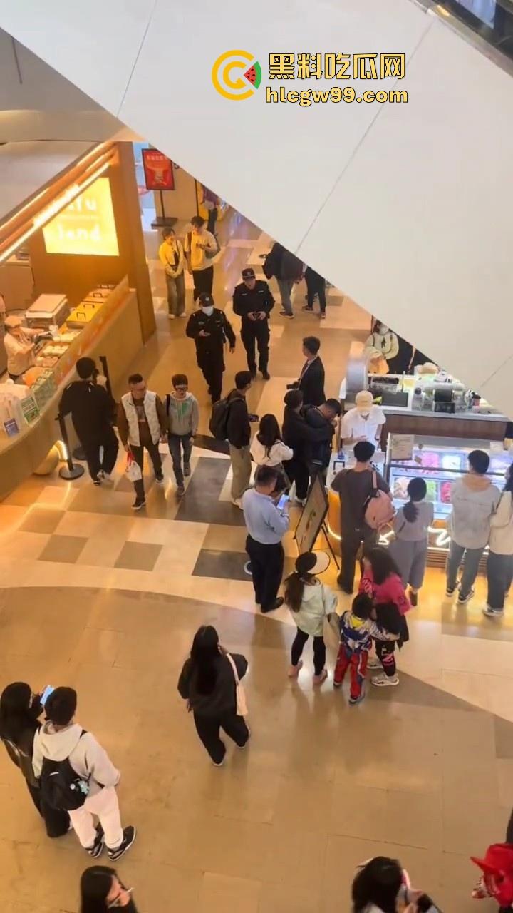 偷拍届又损失一名大将！深圳皇庭广场偷拍裙底被捉，人赃俱获被人死死锁住，偷拍技术有待提升。-7