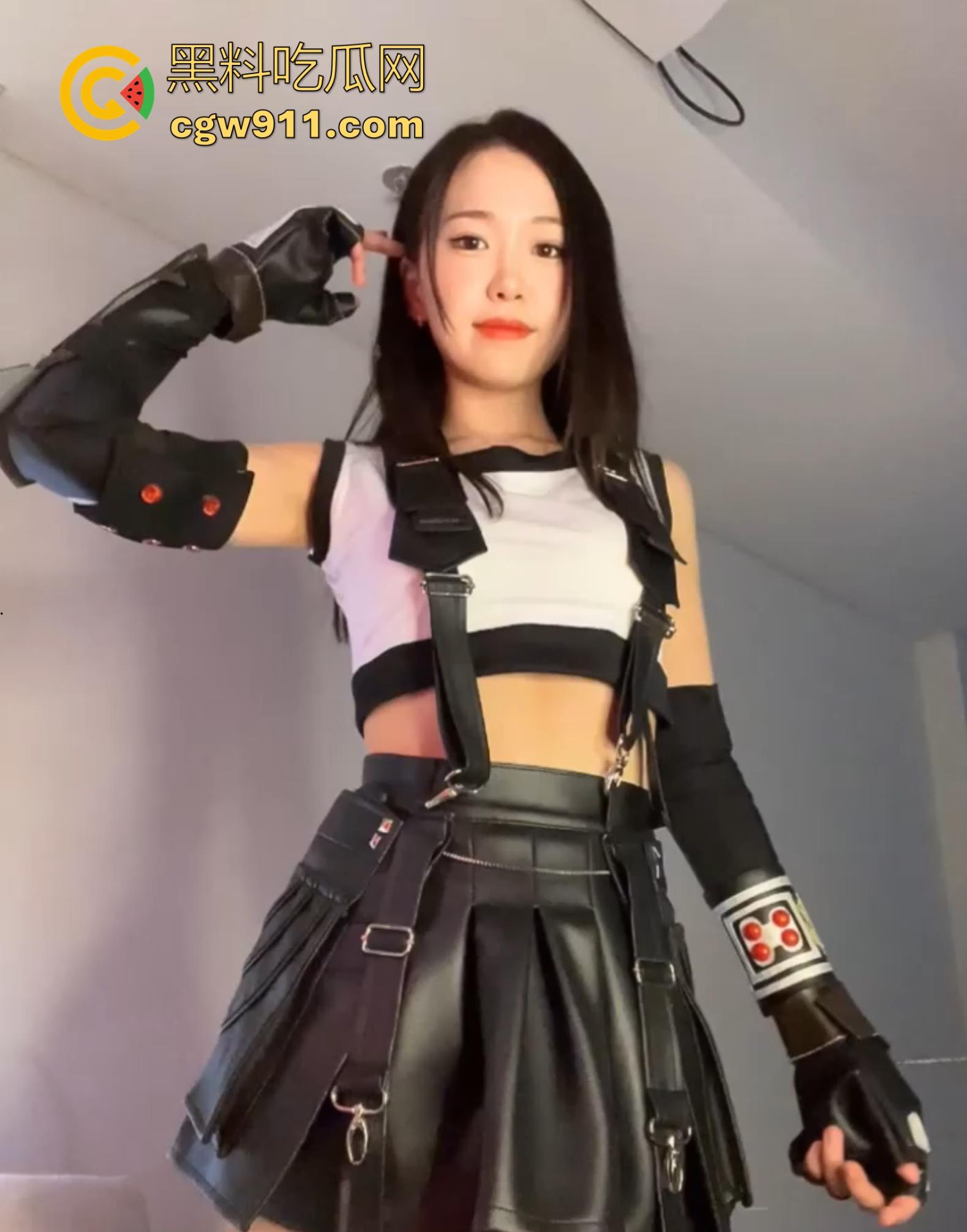 OnlyFans绝美女神【meriolchan】最新定制私拍火爆流出！Cosplay蒂法展示蜜臀玉乳，香艳胴体散发妩媚淫光！-1