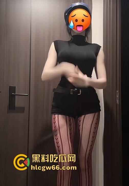 抖音网红【我是OU】约炮金主视频泄露 魔鬼身材令人垂涎欲滴 抓奶抽插让你大饱眼福!-6