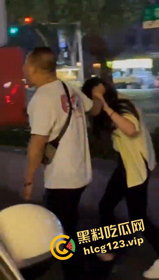 郑州花园路惊现捉奸戏码！老骚逼勾搭小鲜肉，惨遭原配丈夫当场抓包！-1