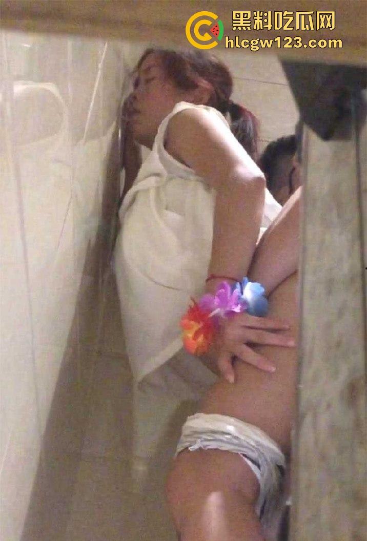 酒吧厕所激战!外面酒吧DJ小曲里面厕所偷情做爱 高跟翘臀无套后入 被内射还不忘排精!-6