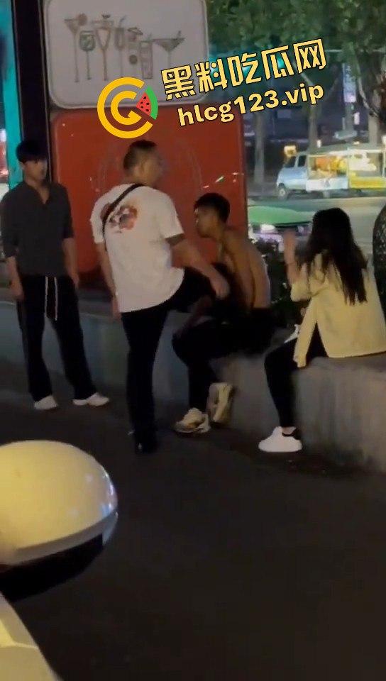 郑州花园路惊现捉奸戏码！老骚逼勾搭小鲜肉，惨遭原配丈夫当场抓包！-8