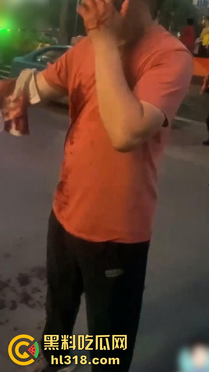 秦皇岛红桥里砍人事件，持刀报复社会在大街上见人就砍，据说有20多人被砍，目前人已被逮捕！-1