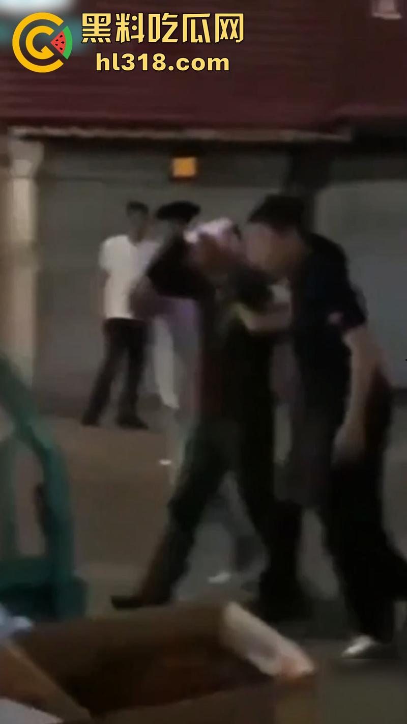 秦皇岛红桥里砍人事件，持刀报复社会在大街上见人就砍，据说有20多人被砍，目前人已被逮捕！-6