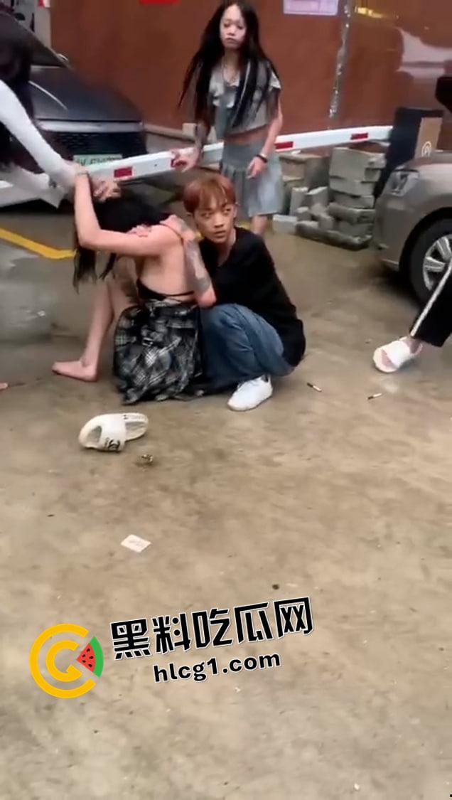 普宁精神小妹二番战！返回战场接着打 纹身都要撕下来了 啤酒瓶子直接抡头 年轻人就是气盛-3