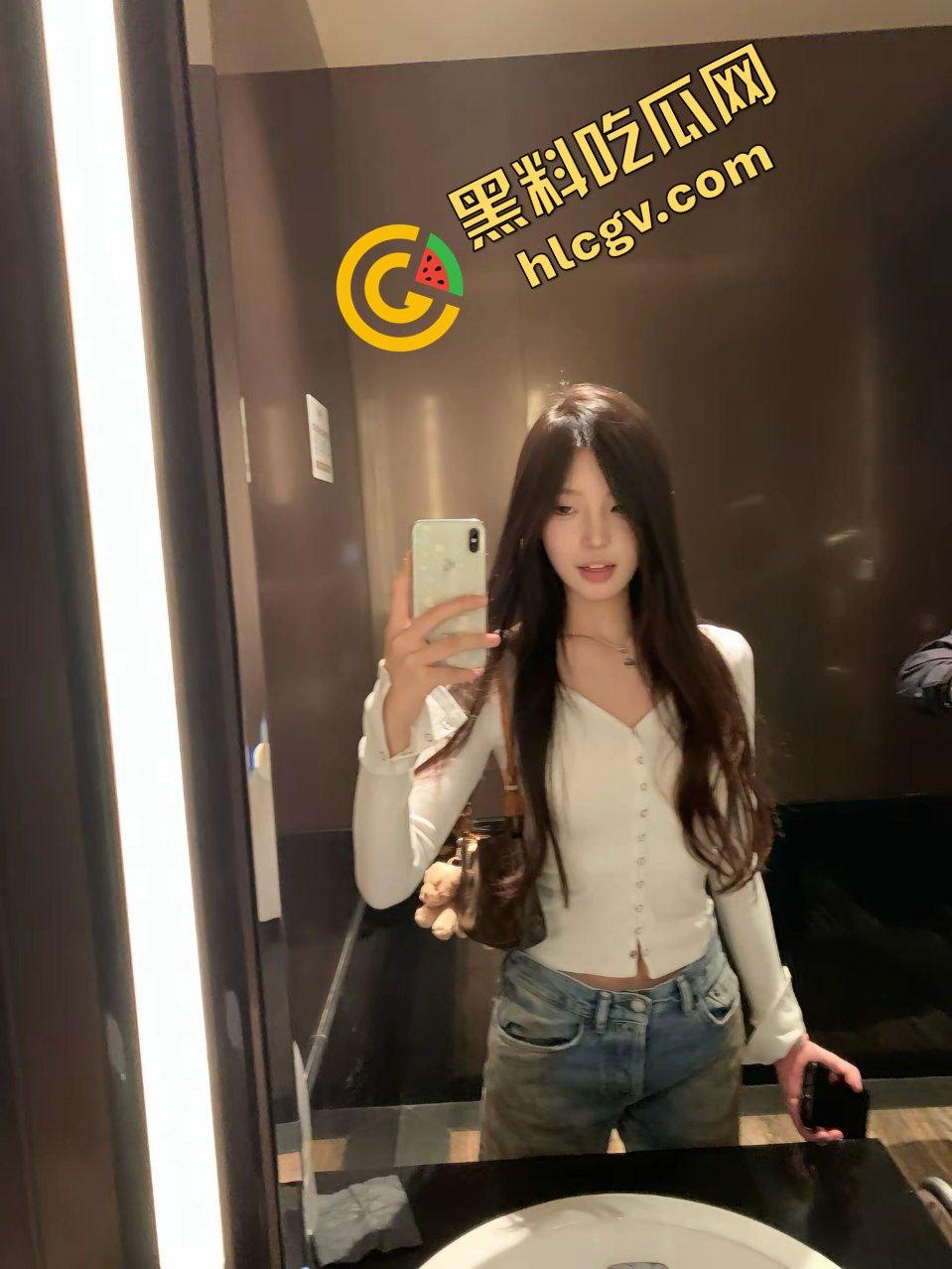 抖音清纯反差婊『盐焗小鱼丸』被金主爸爸看上包养 道具抠逼淫叫连连！独家流出！-3