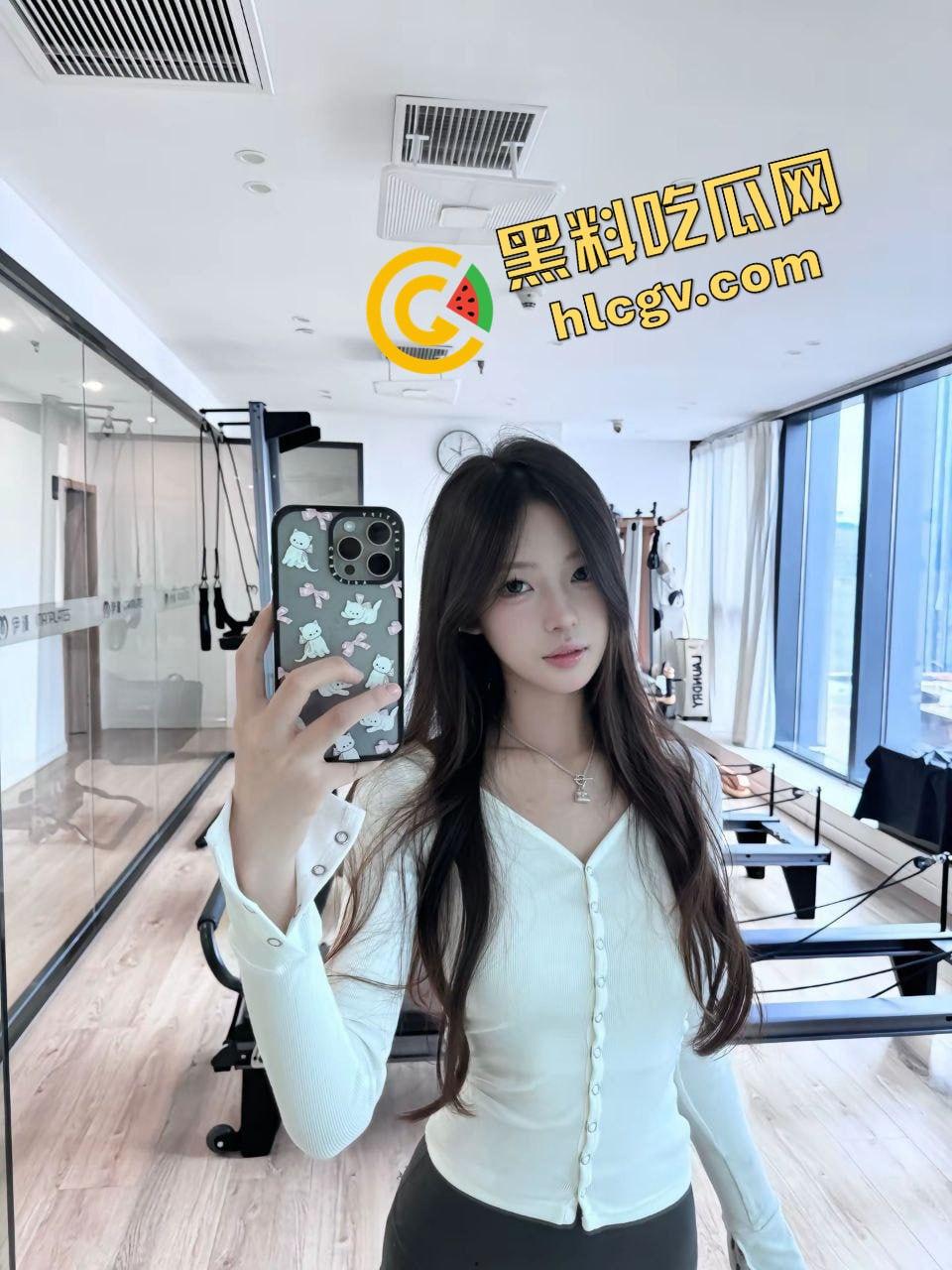 抖音清纯反差婊『盐焗小鱼丸』被金主爸爸看上包养 道具抠逼淫叫连连！独家流出！-4