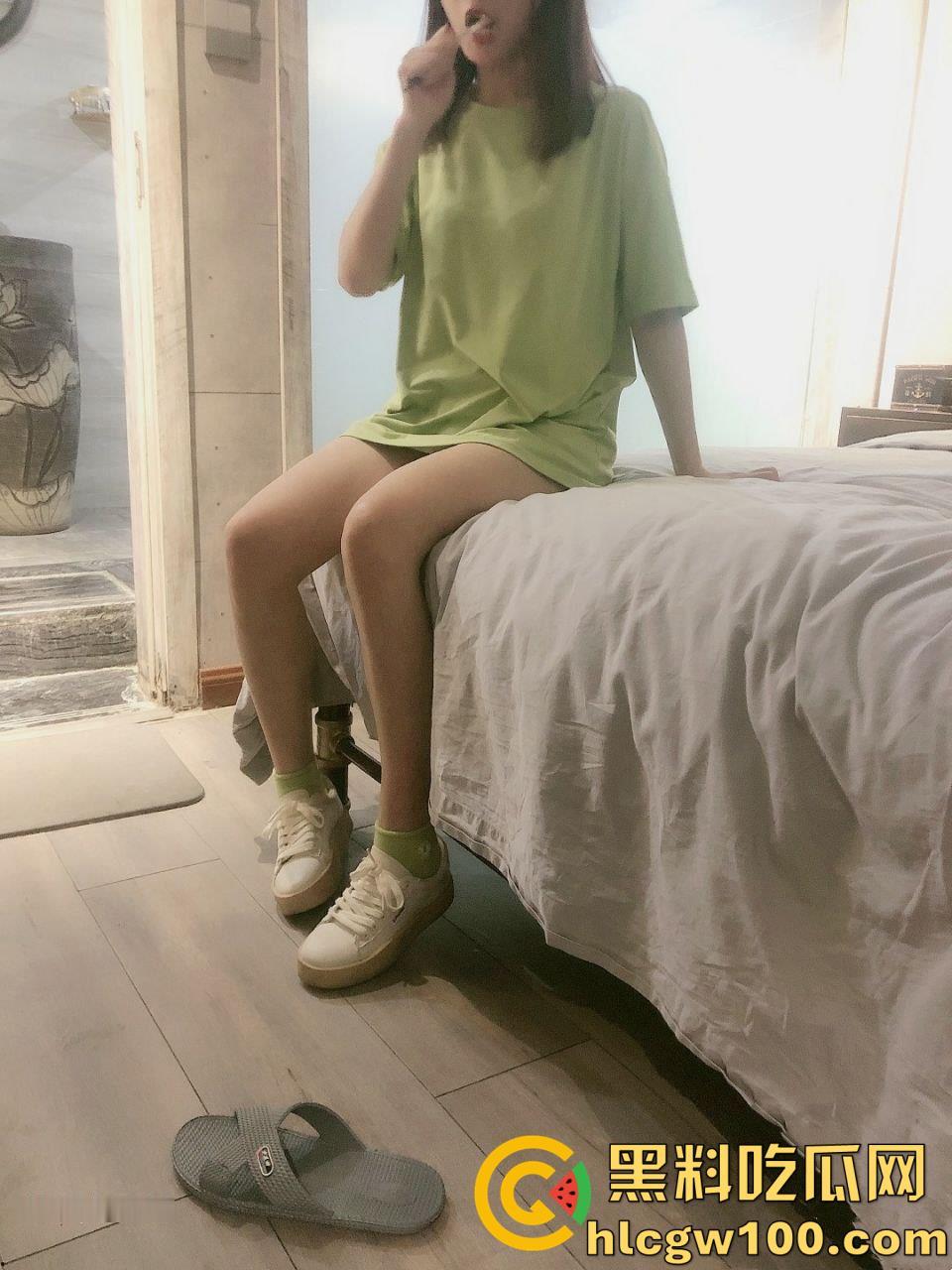 广西母狗【林楠楠】婚后出轨，钟爱女上后入，主打一个一插到底，被操到喷尿射一屁股-53