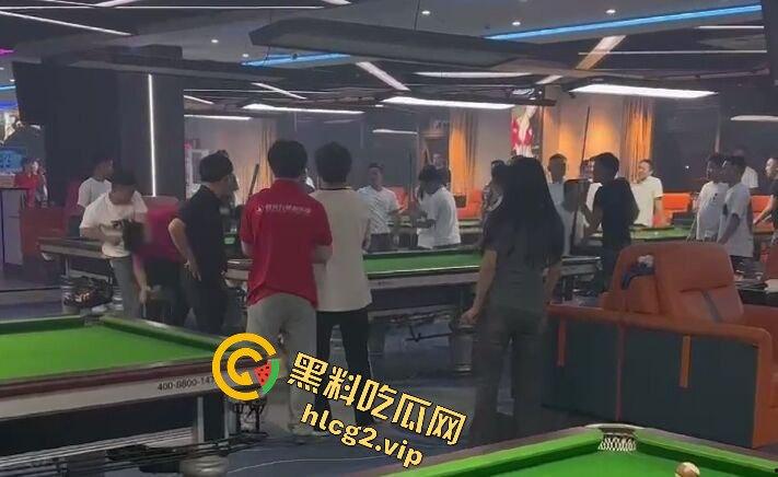 台球厅上演武林风！因输两局发生冲突，三根球杆被打断！-1