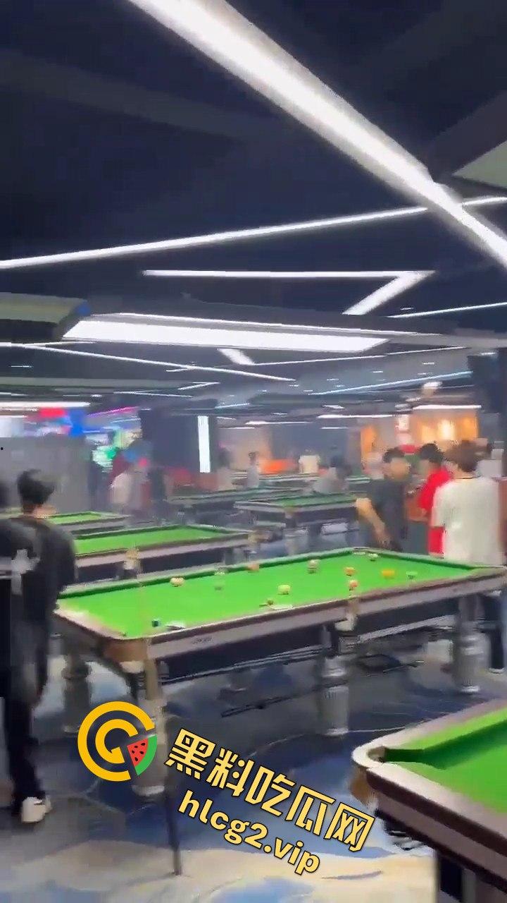 台球厅上演武林风！因输两局发生冲突，三根球杆被打断！-2