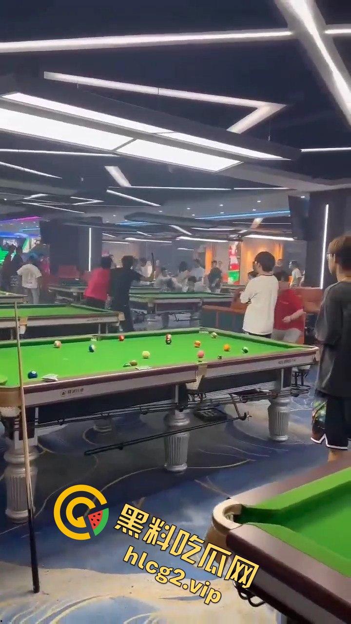 台球厅上演武林风！因输两局发生冲突，三根球杆被打断！-4